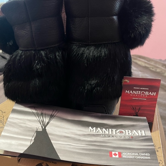 Manitobah Mukluks Annie Bell Short Snowy Owl Grain Mukluk - Picture 8 of 12